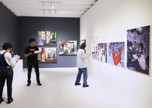 Berdasarkan jumlah peserta pameran dibagi menjadi ?
