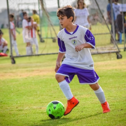 gerakan menggiring bola pada permainan sepak bola dilakukan jika