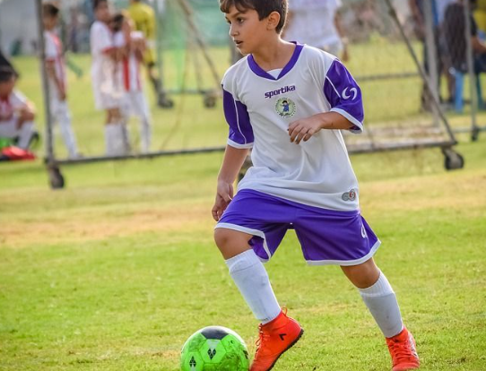 gerakan menggiring bola pada permainan sepak bola dilakukan jika
