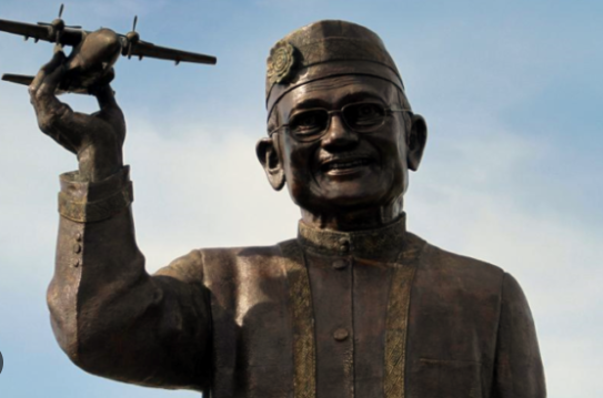 dua aliran seni patung murni yang ada di indonesia adalah