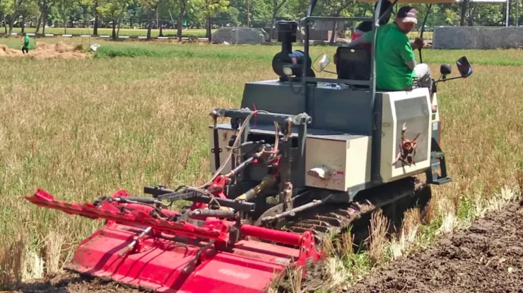 Revolusi Pertanian Melalui Teknologi Traktor