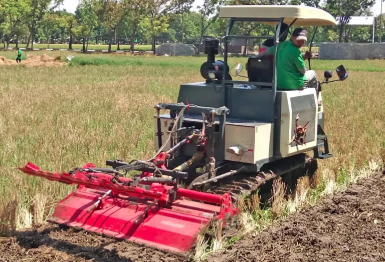 Revolusi Pertanian Melalui Teknologi Traktor