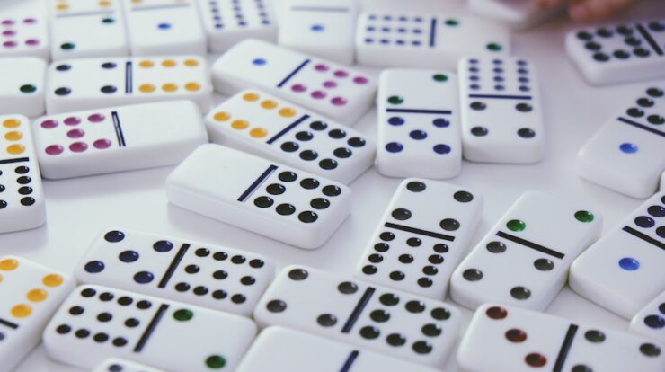 Bermain Higgs Domino